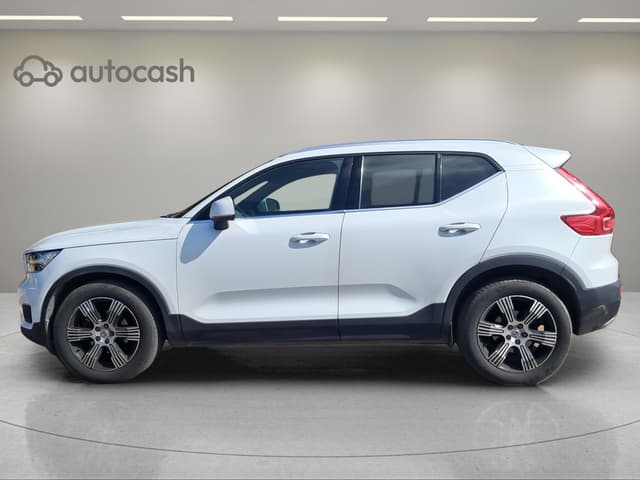 Volvo XC40 LEFT