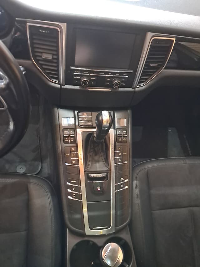 Porsche Macan LEFT