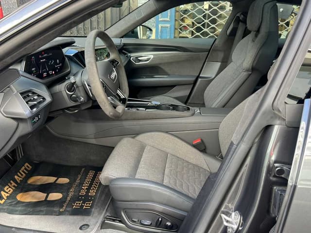 Audi e Tron FRONT_SEAT