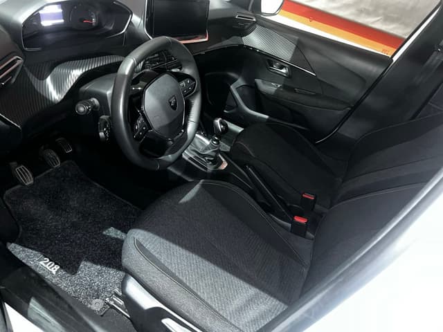 Peugeot 208 FRONT_SEAT