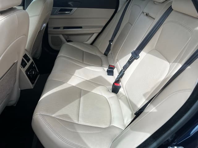 Jaguar XF REAR_SEAT