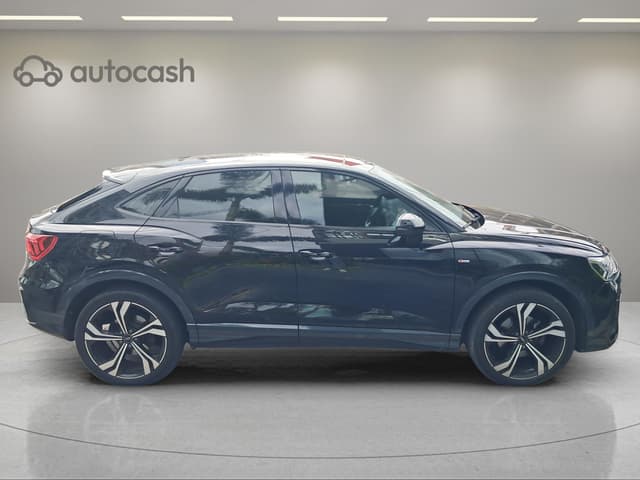 Audi Q3 RIGHT