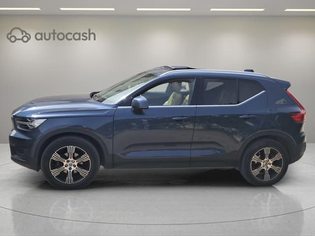 Volvo XC40 RIGHT