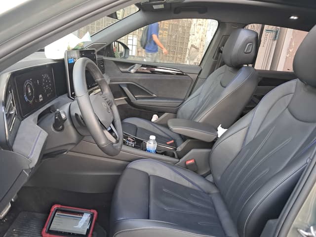 Volkswagen Tiguan FRONT_SEAT