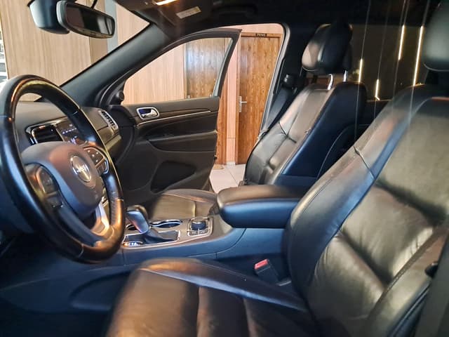 Jeep Grand Cherokee FRONT_SEAT