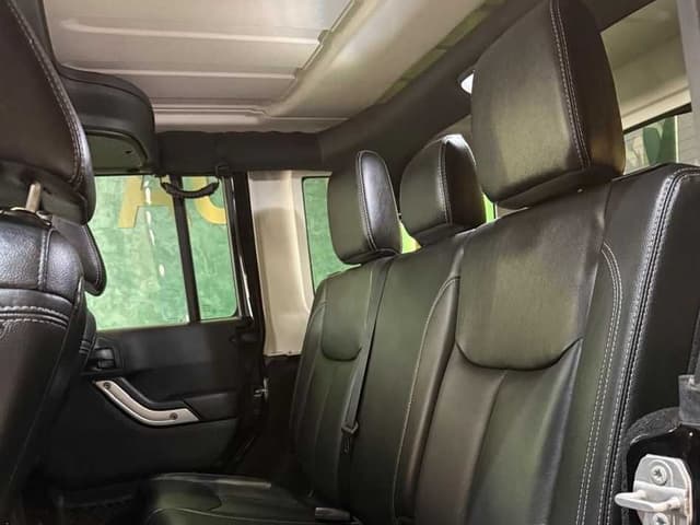 Jeep Wrangler REAR_SEAT