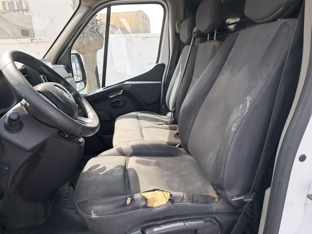 Renault Master FRONT_SEAT