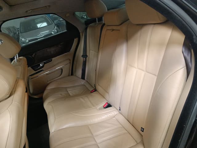 Jaguar XJ REAR_SEAT