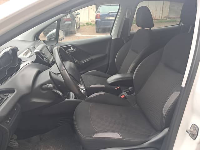Peugeot 208 FRONT_SEAT