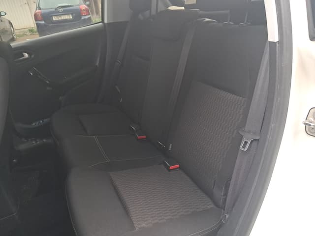 Peugeot 208 REAR_SEAT