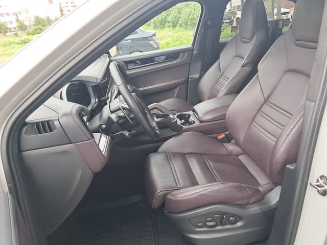 Porsche Cayenne Coupé FRONT_SEAT